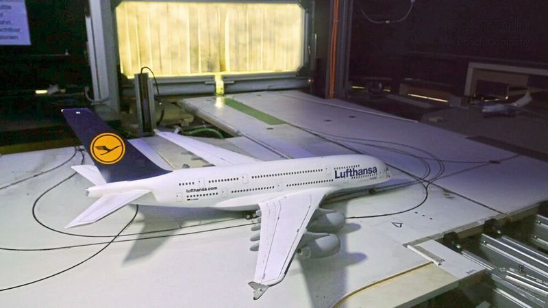 Ein Flugzeug kommt vom Aufzug des Schattenfluhafens und ist auf dem Weg zur Startbahn. (Bosch Rexroth)