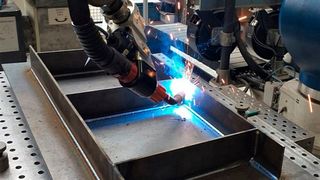 Künstliche Intelligenz für Schweißarbeiten: Nach Simulation und KI-Optimierung können die Projektdaten an einen Schweißroboter übertragen werden, der das Bauteil schneller und sauberer verschweißt als ein Fachmann. Experten am TIME in Wissen/Sieg arbeiten daran (TIME)