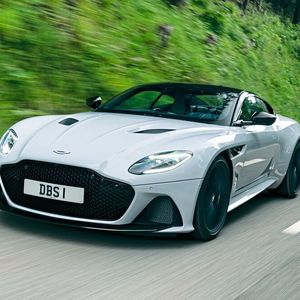 Die endlos lang wirkende Motorhaube besitzt zwei riesige Lufteinlässe um den 5,2 Liter V12 mit ausreichend Frischluft zu versorgen. (Bild:  Aston Martin)