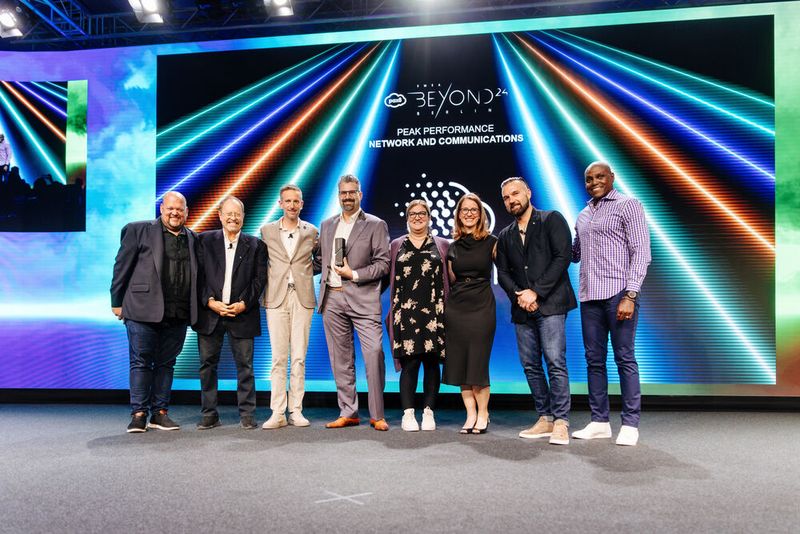 Der deutsche MSSP aixpedIT gewinnt bei den Beyond EMEA 2024 Partner-Awards den Preis in der Kategorie „Peak Performance, Network and Communications“, v.l.n.r. im Bild: Rob Rae (CVP of Community and Ecosystems, Pax8), John Street (Gründer & Chairman, Pax8), Harald Nuij (CEO, Pax8 EMEA), Patrick Ghys (CEO, aixpedIT), Britta Pinke (Chief People Officer, aixpedIT), Libby McIlhany (Chief Product Officer, Pax8), Nick Heddy (President & Chief Commerce Officer, Pax8), Carl Lewis (Olympiasieger und Keynote-Speaker) (Bild: Pax8)