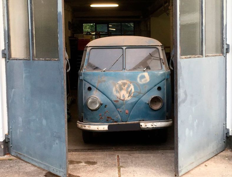 Das Fahrzeug (Baujahr: 1953; Tachostand: 65.144 Kilometer; 18 kW/25 PS; damaliger Neupreis: 6.750 DM) wurde von der Polizeibeschaffungsstelle Niedersachsen erworben. Nach seinem Einsatz bei der Polizei Hannover wurden von 1961 bis 1964 damit Polizisten für den Umgang mit mobilen Radarmessungen geschult. (VWNO)