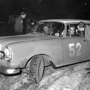 Dieter Glemser bei der 33. Rallye Monte Carlo vom 18. bis 25. Januar 1964 zusammen mit Biefahrer Martin Braungart. Mit ihrem Mercedes-Benz 300 SE mit der Startnummer 52 belegten die beiden den 16. Rang im Gesamtklassement.(Bild:  © Mercedes-Benz AG)