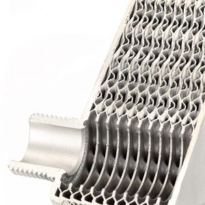 Blick ins Innere des Alfanova: Zwei Medien fließen auf den beiden Seiten von dünnen gewellten Edelstahlplatten. Der Gegenstrom ermöglicht eine effiziente Wärmeentnahme auch bei extrem geringen Temperaturunterschieden.(Bild:  Alfa Laval)