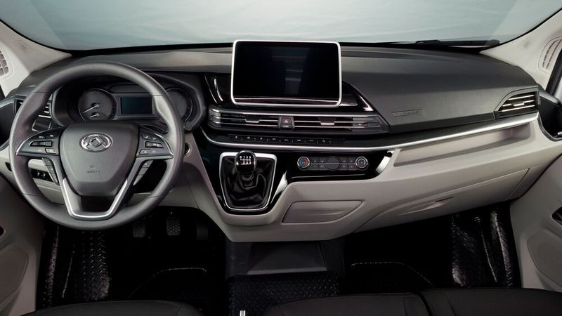 Der Innenraum wirkt modern und hochwertig. Das Zehn-Zoll-Display ist in der Top-Ausstattung immer mit dabei. (Bild: Maxomotive)