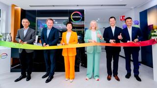 Covestro eröffnet sein neues TPU Application Development Center in Guangzhou, China. Von links: Edward Zhou (Managing Director of Guangzhou Site), Christian Haessler (Head of Innovation TPU), Holly Lei (President of Covestro China), Andrea Maier-Richter (Global Head of TPU), Kevin Ho (Head of TPU Sales and Market Development APAC) und Frank Yang (Head of TPU Innovation APAC) (Bild: Covestro)