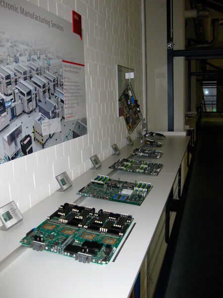 Eine kleine Auswahl der in Augsburg gefertigten Mainboards. Vorn ist ein Server-Mainboard mit vier Prozessorsockeln zu sehen. (Fujitsu)