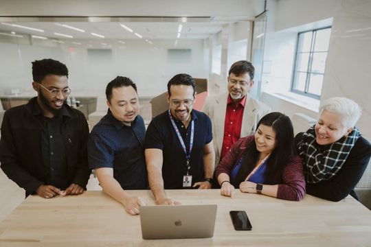 (Rockwell und Microsoft kombinieren Technologien, um Mitarbeiter zu unterstützen und Produkteinführungszeiten für Entwickler von Automatisierungssystemen zu verkürzen. Bild: Rockwell Automation)