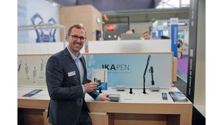 Matthias Frey mit dem neuen IKA PEN: einer elektronischen Pipette im Stift-Design. (Bild: VCG – Lüttmann)