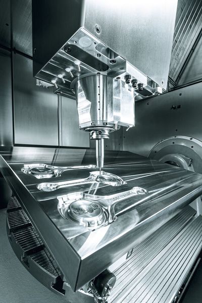 Innenansicht der C 650 aus der Performance-­Line-­Baureihe: Bearbeitung eines Pleuels. (Hermle)
