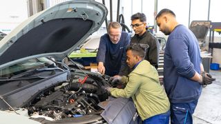 Die drei neuen Kollegen aus Sri Lanka sind in ihrer Heimat nach deutschen Standards ausgebildet worden. An ihrem neuen Arbeitsplatz bei Automobile Darmas werden sie fachlich von einem Kfz-Meister betreut. (Bild: Automobile Darmas)