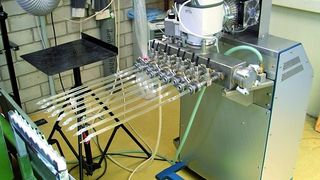 Bild 1:Vakuumtechnik ist in einer Reihe von industriellen Prozessen unverzichtbar. Ein Beispiel für solche Produktionsprozesse ist die Herstellung von UV-Röhren. (Archiv: Vogel Business Media)