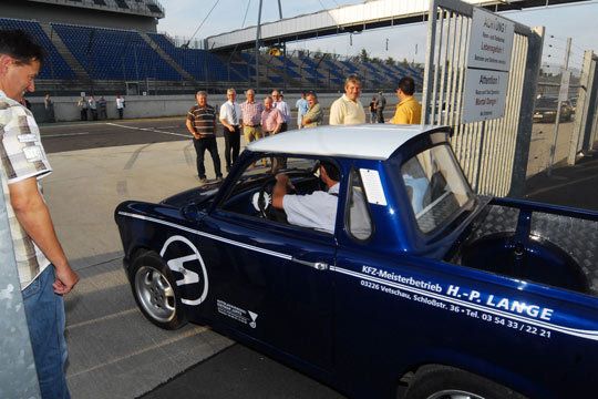 ... und im Trabbi hinterher. (Archiv: Vogel Business Media)