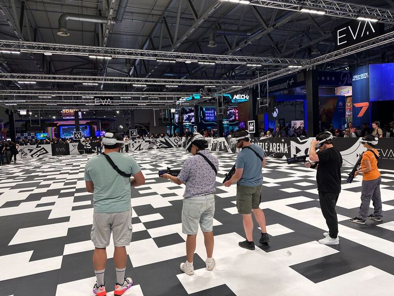 Team-Deathmatch mit der VR-Brille war sehr begehrt bei dem Publikum. (Bild: Vogel IT-Medien)