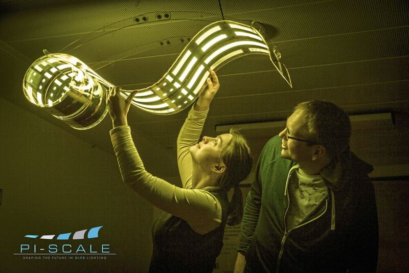 Der weltweit größte OLED-Demonstrator mit den Maßen 30 cm × 180 cm. (Bild: Jan Hesse / Fraunhofer FEP)