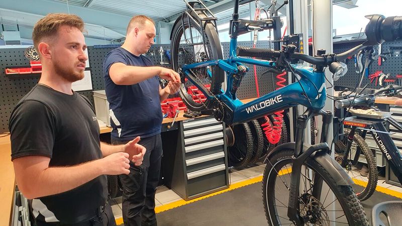 ... sondern auch die Manufaktur der nachhaltig produzierten E-Bikes mit den klanghaften Namen Tilia, Quercus und Sorbus. Benannt sind die Zweiräder aus dem Schwarzwald nach Bäumen. Für jedes E-Bike, das verkauft wird, pflanzt Waldbike einen entsprechenden Patenbaum im örtlichen Wald. (Bild: Mauritz – VCG)