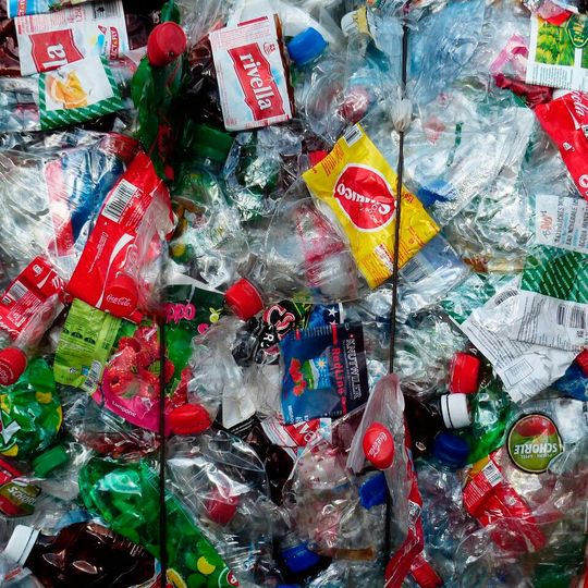 Carbios hat eine enzymatische Depolymerisationstechnologie entwickelt, die eine effiziente und lösungsmittelfreie Verarbeitung von PET-Kunststoff- und Textilabfällen zu neuwertigen Produkten ermöglicht. (Bild:  frei lizenziert /  Pixabay)