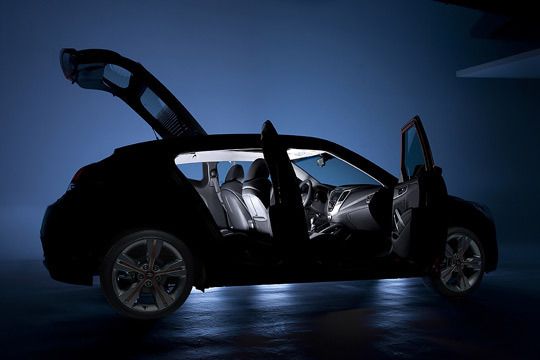 Das kleine Coupé glänzt mit einem außergewöhnlichen Türkonzept. Zusätzlich zur Fahrer- und Beifahrertür gibt es rechts einen dritten Zugang für die hintere Sitzreihe. (Archiv: Vogel Business Media)