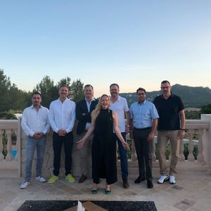 Das AOC MMD Philips Team: (v. l.) Andreas Roth, Stefan Sommer, Thomas Schade, Lutz Hardge, Nabil Gharadel, Lars Michelsen mit Hannah Lamotte (IT-BUSINESS)