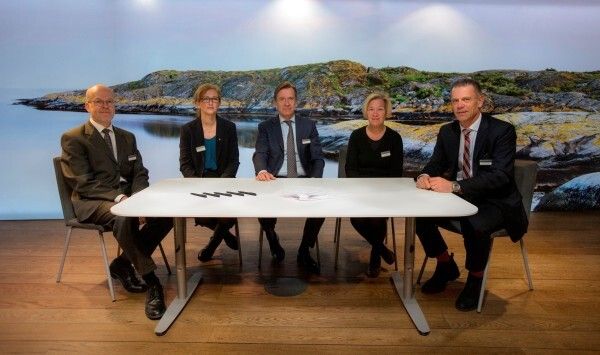 Unterzeichnung des Pilotprojekts „Drive Me“ (von links): Staffan Widlert (Schwedisches Verkehrsamt), Caroline Ottosen (Schwedische Verkehrsverwaltung), Håkan Samuelsson (President & CEO Volvo Car Group), Anneli Hulthén (Stadt Göteborg) und Niklas Wahlberg (Lindholmen Science Park). (Volvo)