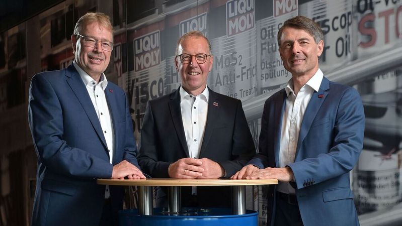 Das Liqui-Moly-Geschäftsführertrio Günter Hiermaier (links), Salvatore Coniglio sowie Dr. Uli Weller ist mit dem Geschäftsjahr 2024 sehr zufrieden.(Bild:  Bruno Werndl)