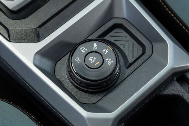 Practical: the rotary knob for selecting driving modes in the center console, including hill descent control in the middle. (Image:Dacia)