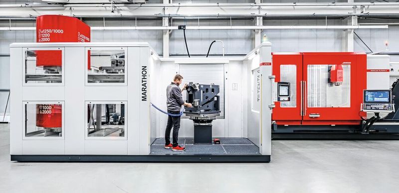 Die anwenderfreundlich gestaltete Ein- und Auslagerstation des Marathon LR810 ist durchdacht ausgestattet und ermöglicht so die einfache manuelle Nachbearbeitung von Werkstücken. (Bild: Hedelius)
