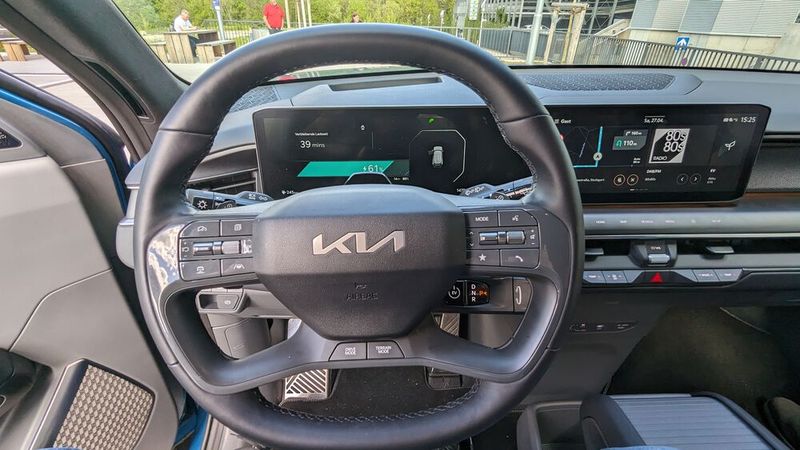 Bis auf den „Drive“- und „Terrain Mode“-Schalter ist das Steuerrad des Raumkreuzers zum Glück nicht überfrachtet – wohltuend! Auch Blinker-/Wischerhebel fallen branchenüblich aus. Der Fahrtrichtungshebel zum Drehen ist gewöhnungsbedürftig. Stichwort Schalter: Witzig gelöst sind die sechs Flächen („Mode“ > „Setup“) unterhalb des Zentraldisplays. Sie geben bei Kontakt mit dem Finger eine deutlich spürbare haptische Rückmeldung, ohne aber wie ein normaler Schalter nachzugeben. Insgesamt präsentiert sich die Kommandozentrale des Koreaners modern-eigenständig ohne Einbußen bei der praktischen Bedienbarkeit/Nutzung. (Bild: Dominsky – VCG)