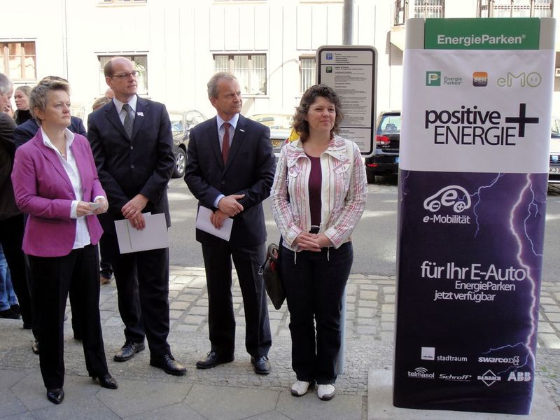 Gäste bei der Enthüllung: (v.l.) Renate Künast, Fraktionsvorsitzende Bündnis90/Die Grünen, Gernot Lobenberg, Leiter der Agentur eMO, Ferdinand von Alvensleben, CEO der Swarco Traffic Holding und Ute Vogt, Bundestagsabgeordnete der SPD Bild: Schroff (Archiv: Vogel Business Media)