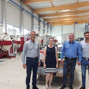 Vor den Vakuumöfen bei Werz (v.l.n.r.): Bernhard Werz (Seniorchef Werz), Frauke Finus (Redakteurin Maschinenmarkt), Axel Pross (Meusburger) und Henry Werz (Juniorchef Werz).(Bilder:  Finus/VCG)