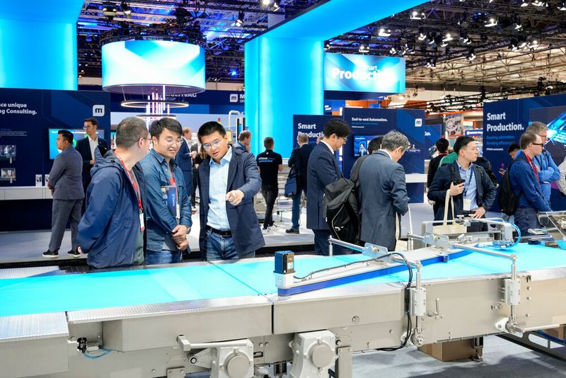 Zu den Highlights am Multivac-Hauptstand zählte die Slicing Line NextGen, eine kompakte Linie zum Schneiden und Verpacken von Aufschnittware, die sich durch minimalen Platzbedarf, ein konsequentes Ertragsmonitoring und maximale Hygiene auszeichnet. Darüber hinaus zeigten die Algäuer mit einer KI unterstützten Traysealer Linie, welches Maß an Flexibilität durch den Einsatz künstlicher Intelligenz heute bereits möglich ist. „Mit unserer KI unterstützten Lösung lassen sich unterschiedliche Produkte parallel aus mehreren Zuführströmen verarbeiten und vorhandene Kapazitäten optimal auslasten. Eine intelligente Produktidentifikation in Kombination mit einer smarten Print & Apply Etikettierung sorgt für durchgängige Prozesssicherheit. Damit ermöglicht die Linie nicht nur höchste Flexibilität, sondern einen messbaren Produktivitäts und Effizienzvorteil“, sagte CSO Dr. Tobias Richter auf der Pressekonferenz.   (Bild: Messe Düsseldorf / Tillmann)