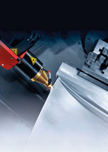 Bild 2: Die Frässpindel wird entweder zur spanenden Bearbeitung eingesetzt oder als Halter für die Schweißeinheit. Im Bild der Einsatz des Schweißkopfs an einem Luftfahrtbauteil. (Bild: Hamuel)