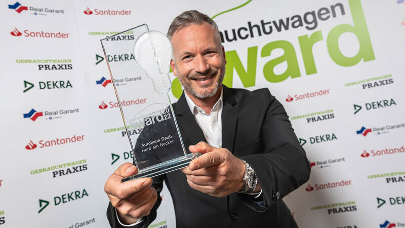 Strahlender Sieger: Andreas Daub, Geschäftsführer des Autohauses Daub in Horb am Neckar, freut sich über den Gebrauchtwagen Award 2022.
