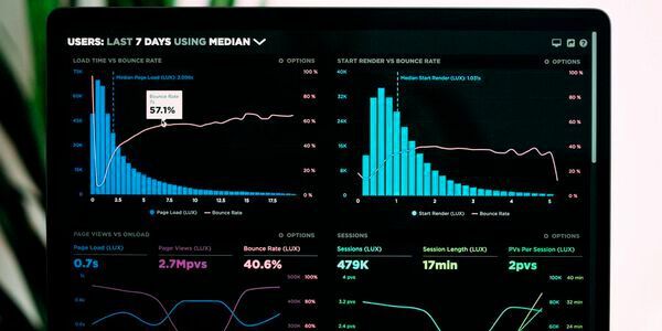 Intelligente Software-Systeme leisten einen enormen Beitrag zur Datenanalyse. Es braucht jedoch auch Experten, die die Analyseergebnisse auswerten.(Bild:  gemeinfrei / Unsplash)