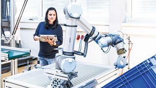 Die Software drag&bot ermöglicht eine hardwareunabhängige und intuitive Roboterprogrammierung ohne Entwicklerkenntnisse.  (Fraunhofer-IPA)