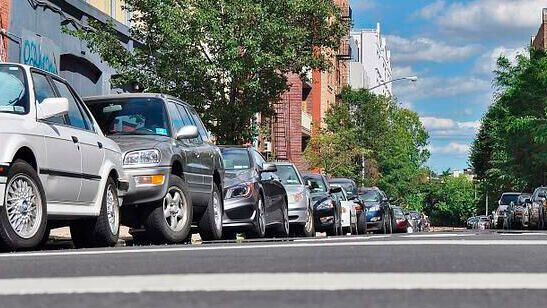 Zugeparkt: Immer mehr Autos sind in Deutschland angemeldet. Der Parkraum wird knapper.(Bild:  gemeinfrei /  Pixabay)