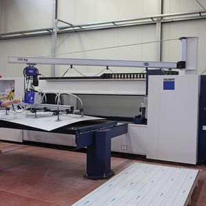 Wirtschaftliches Handlingpaket, bestehend aus Vakuumhebegerät, Kettenzug und Säulenschwenkkran, für die Laserschneidanlage Tru-Laser 1030 von Trumpf.