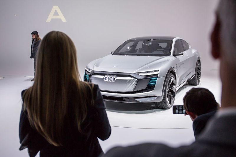 Das SUV Elaine ist dagegen der Serienreife bereits sehr nah und soll unter anderem per Autobahn-Autopilot bis 130 km/h selbsttätig fahren können. (Audi)