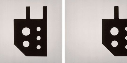 Arbeiten Maschinentakt und Kamera nicht synchron, befinden sich Objekte bei der Bildaufnahme nicht genau unter der Kamera (rechts), was eine einwandfreie Funktion bildverarbeitender Algorithmen erschwert. Arbeiten Maschinentakt und Kamera nicht synchron, befinden sich Objekte bei der Bildaufnahme nicht genau unter der Kamera (rechts), was eine einwandfreie Funktion bildverarbeitender Algorithmen erschwert.