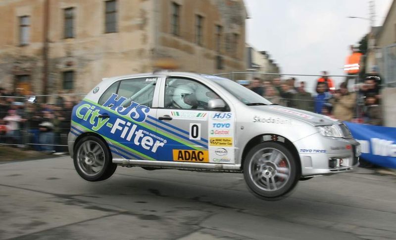 Spektakuläre Rallye-Action trotz niedriger Kosten – das ist das Rezept der HJS Diesel Rallye Masters. Und dank niedrigen Verbrauchs und sauberer Abgase profitiert auch die Umwelt. (Archiv: Vogel Business Media)