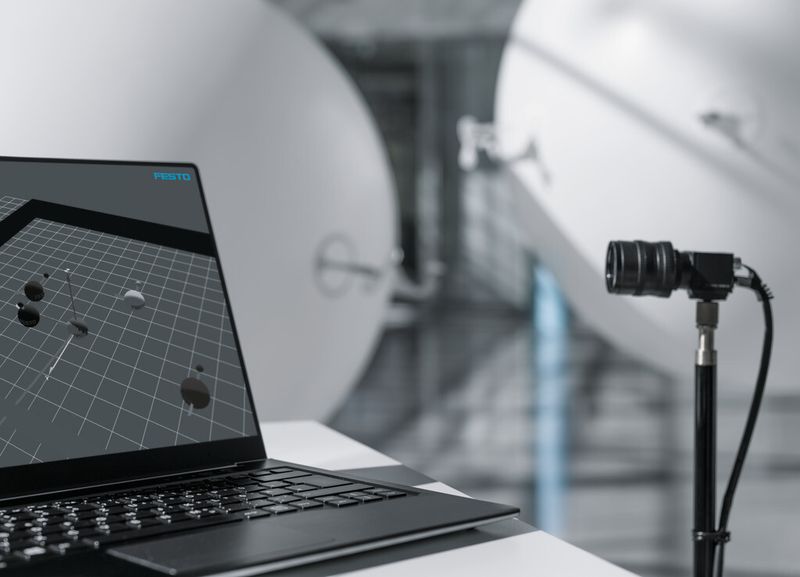 Mit den E-Motion-Spheres zeigt Festo, wie mehrere Objekte dank vielfältiger Vernetzung kollisionsfrei im dreidimensionalen Raum koordiniert werden. (Bild: Festo)