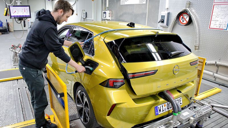 Ein ADAC-Mitarbeiter testet den Opel Astra Electric.(Bild:  Autoren-Union Mobilität/ADAC/Ralph Wagner)