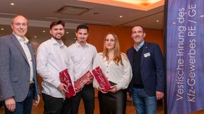 Freude bei der Vestischen Innung: Für Recklinghausen und Gelsenkirchen fanden in einem feierlichen Rahmen im Hotel Seehof in Haltern am See die feierliche Freisprechung von insgesamt 87 Auszubildenden statt. Mit der Übergabe der Gesellenbriefe durch Obermeister Sebastian Sdrenka (r.) endete die Lehrzeit für die jungen Fachkräfte, die ab sofort als qualifizierte Kfz-Mechatroniker die Mobilität in der Region sichern. Glückwünsche gab es auch von Christian Horstmann (l.), Geschäftsführer der Innung, an die drei besten Absolventen: Debby Laureen Zupanc (4.v.l.), Sebastian Nimz (3.v.l.) und Nils Grunow (2.v.l.). (Bild: Blanka Thieme-Dietel)