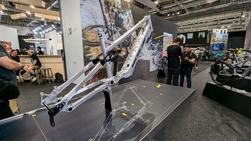 Vorbei sind mittlerweile die Zeiten, als ein Fahrradrahmen aus runden, verlöteten oder geschweißten Rohren bestand. (Bild: Dominsky – VCG)