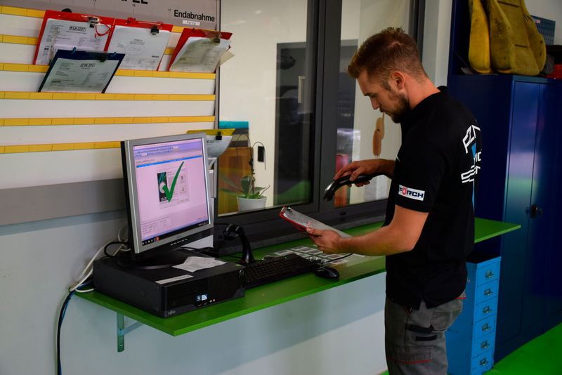 Auftragsbearbeitung per Barcodescanner, das spart später Zeit bei der Abrechnung. (Holz / »kfz-betrieb«)