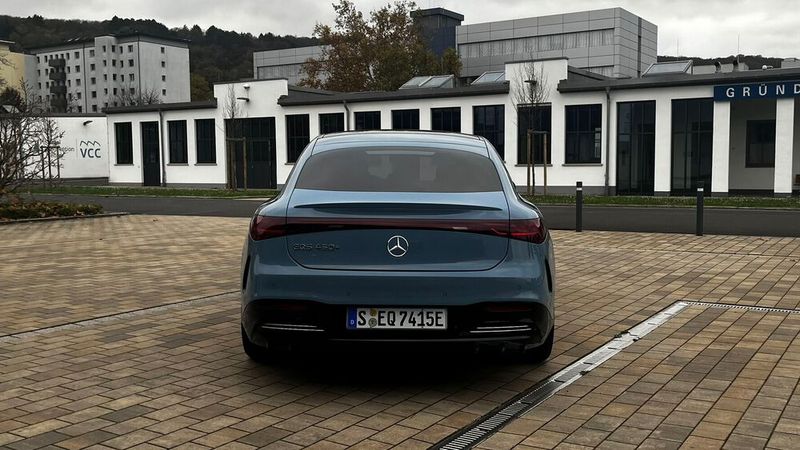 8. Der Antrieb:  Der Elektromotor sitzt beim EQS 450+ an der Hinterachse und leistet bis zu 265kW/360 PS. Maximal gleitet man mit 210 km/h über die Autobahn. Die Energie kommt aus einer 118-kWh-Batterie. DC-Laden ist mit bis zu 200 kW möglich, außerdem ist standardmäßig ein 11-kW- Lader an Bord. Beides keine tollen Werte. Einen 22-kW-Onbord-Lader gibt es zumindest gegen Aufpreis. (Bild: Simon – VCG)