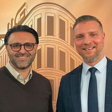 Sixt ist Partner für die Versorgung mit Werkstattersatzwagen bei der König-Gruppe. Nima Kalantari (l.), Sixt, und Alexander Michalsky, Autohaus König, freuen sich auf die Zusammenarbeit. (Bild: Sixt)