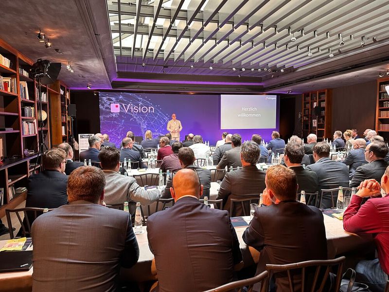 Helge Scherff (Infinigate) begrüßt das Live Publikum und die Online Zuschauer. (Bild: Vogel IT-Medien GmbH)