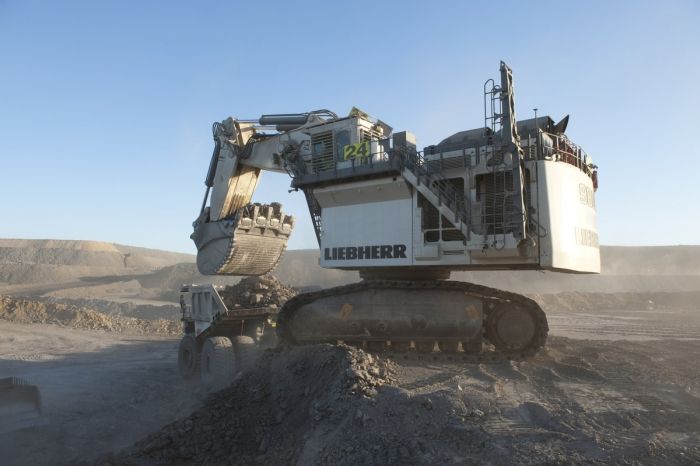 Auf Platz 9 folgt mit einer Höhe von 16,2 Metern und einem stolzen Gewicht von 810 Tonnen der Liebherr R 9800. Seine Schaufel fasst ganze 45 Kubikmeter und damit knapp mehr als seine japanische Konkurrenz von Komatsu und Hitachi. Das entspricht dem Inhalt von 400 herkömmlichen Badewannen.   Weitere Informationen erhalten Sie auch auf der Seite Maschinensucher. (Bild:  Liebherr,  CC BY-SA 3.0;  http://presse.maschinensucher.de/images/liebherr-r9800-3-781912) (Bild: Liebherr)