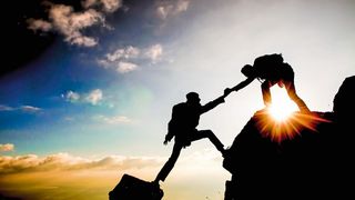 Sie sind das Fundament des Unternehmenserfolgs: Führungskräfte, die ihre Mitarbeiter an die Hand nehmen und klare Ziele vorgeben. Mit der SMART-Methode wird das ganz einfach. (©emerald_media - stock.adobe.com)
