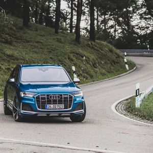 Bei höheren Geschwindigkeiten ab circa 60 km/h werden die hinteren Räder parallel zu den vorderen gelenkt, dadurch erhöht sich die Fahrstabilität(Bild:  Audi)